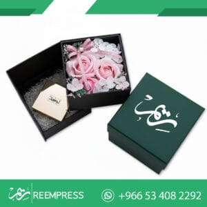 علب هدايا مع ورد