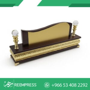 كتابة الاسم على المكتب