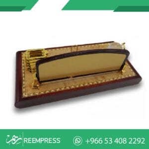 كتابة الاسم على المكتب