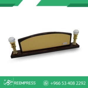 كتابة الاسم على لوحة المكتب